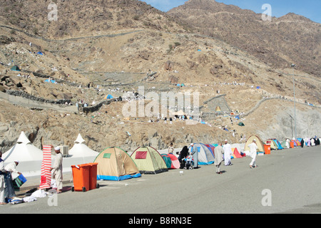 Camping Les pèlerins sur la colline et à Mina pendant le hadj. Banque D'Images