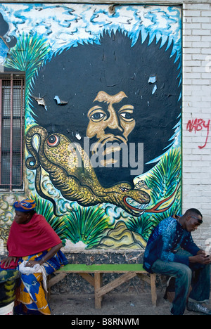 Les gens de Dakar assis devant un graffiti sénégal Banque D'Images