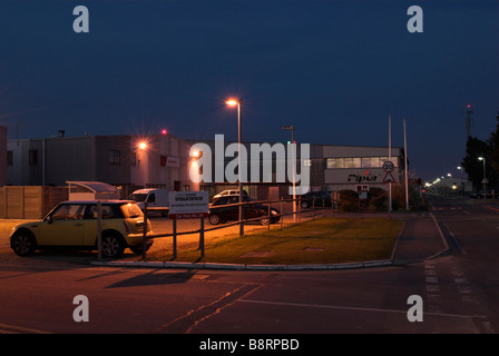 Le crépuscule tombe sur industrial / entreprises à Shoreham (Brighton City) Aéroport, West Sussex. Banque D'Images