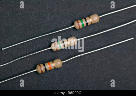 Trois résistances carbone sur un fond gris foncé Banque D'Images