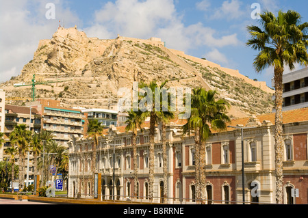 Vue jusqu'à la Castillo de Santa Barbara Alicante Espagne Banque D'Images