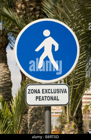 Seulement les piétons espagnol Zona Exclusiva Peatonal Road Sign Espagne Banque D'Images