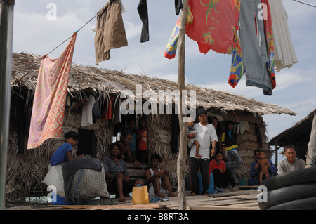 Bajau Laut famille sur la plate-forme en bois Pulau Bodgaya Semporna mer de Sulu Malaisie Asie du sud-est Banque D'Images