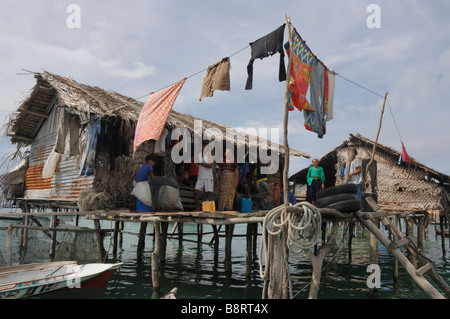 Bajau Laut famille sur la plate-forme en bois Pulau Bodgaya Semporna mer de Sulu Malaisie Asie du sud-est Banque D'Images