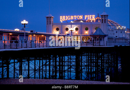 Palace Pier la nuit, Brighton, East Sussex, Angleterre. Banque D'Images