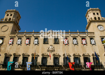 Alicante Mairie Ayuntamiento et les bâtiments environnants, décoré pour l'Espagne fiesta Carnaval Banque D'Images