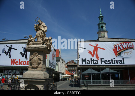 Statue de saint Jean Népomucène sur la place de la vieille ville, plus de Ville Renaissance , Poznan, Pologne Banque D'Images