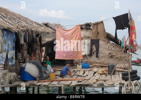 Bajau Laut famille sur la plate-forme en bois Pulau Bodgaya Semporna mer de Sulu Malaisie Asie du sud-est Banque D'Images