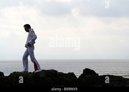 Sosie d'Elvis sur les rochers dans le Festival Elvis Porthcawl Mid Glamorgan South Wales UK Banque D'Images