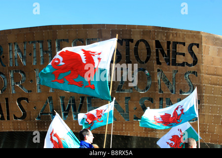 En passant le défilé Millenium center Cardiff Bay St Davids Day Parade Cardiff South Glamorgan South Wales UK Banque D'Images