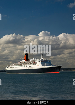 La Cunard Queen Elizabeth 2 Navigation sur Southampton Water en fin d'après-midi le 2 juillet 2008 Banque D'Images