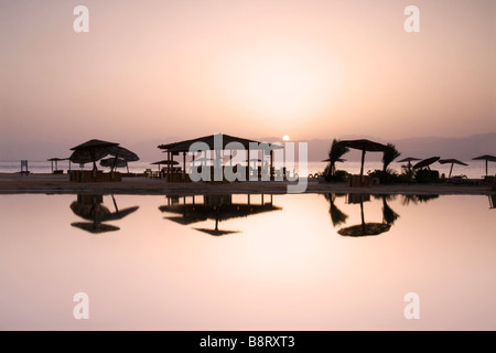 Le lever du soleil sur un calme mer Rouge en Egypte avec silhouettes reflétées dans l'eau Banque D'Images