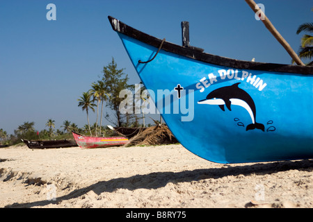 Bateau de pêche de cyan sur la plage de Varca Goa, Inde,. Banque D'Images