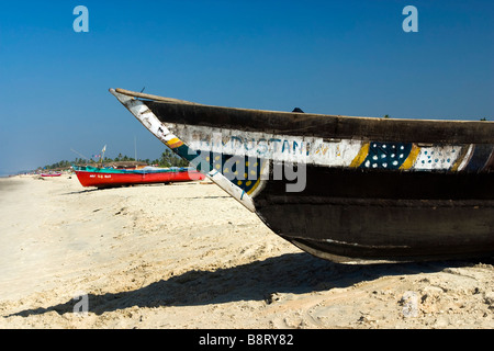 Bateau de pêche noir sur la plage de Varca Goa, Inde,. Banque D'Images