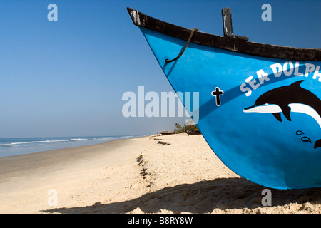 Bateau de pêche de cyan sur la plage de Varca Goa, Inde,. Banque D'Images