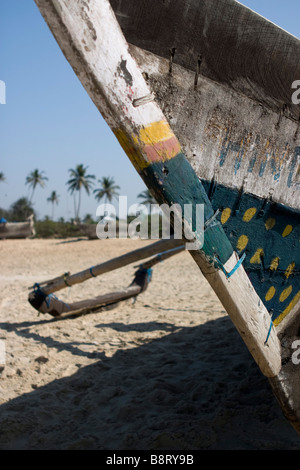 Bateau de pêche noir sur la plage de Varca Goa, Inde,. Banque D'Images