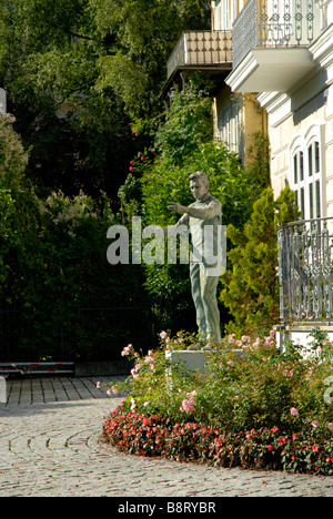 Statue du chef allemand Herbert von Karajan qui a été l'un des co-fondateurs du Festival de Salzbourg en Autriche Banque D'Images