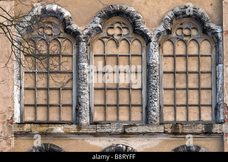 Faux gothique triple fenêtres sur mur de château. Banque D'Images