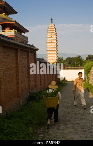 Le complexe des trois pagodes dans la vieille ville de Dali en face de la montagne Cangshan, Province du Yunnan, Chine. Banque D'Images