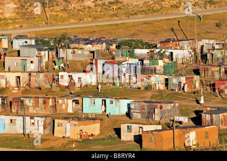 Le soleil du matin met en lumière un règlement informel, à l'extrémité ouest des cantons de Grahamstown, Afrique du Sud Banque D'Images