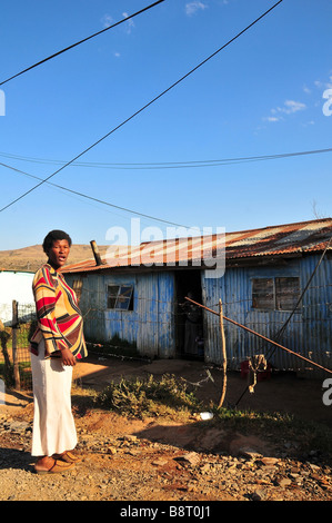 Portrait d'une mère enceinte debout sur une route de gravier à l'extérieur d'un township informel house, Grahamstown, Afrique du Sud Banque D'Images