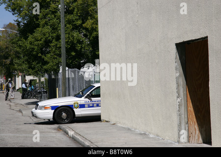 Voiture de police de Clearwater en attente dans une ruelle dans le centre-ville de Clearwater Florida USA Banque D'Images