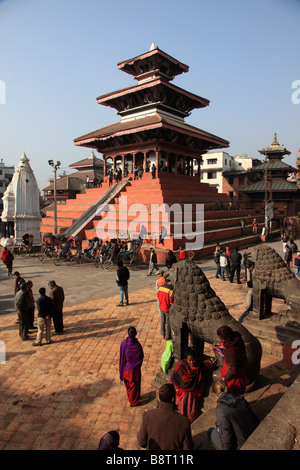 Le Népal Katmandou Durbar Square temple Maju Deval personnes Banque D'Images