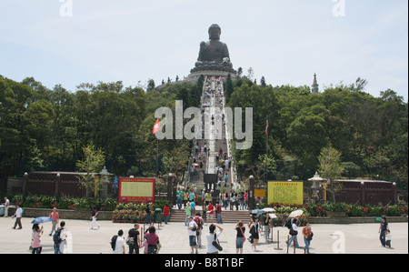 Les touristes et les marches menant Bouddha Géant monastère Po Lin l'île de Lantau à Hong Kong, Avril 2008 Banque D'Images