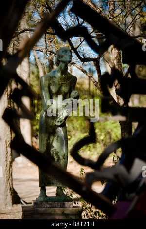 La mère et l'enfant statue au Umlauf Sculpture Garden à Austin au Texas Banque D'Images