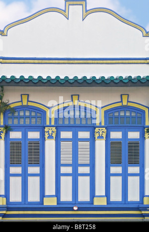 Détail d'une fenêtre colorée de style colonial ancien magasin dans la ville de la Chine, Singapour Banque D'Images