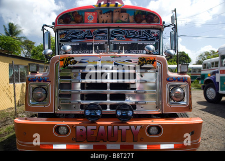 Belle 'Diablo Rojo' peint par bus le célèbre Oscar Melgar - plus célèbre des artistes de bus du Panama Banque D'Images