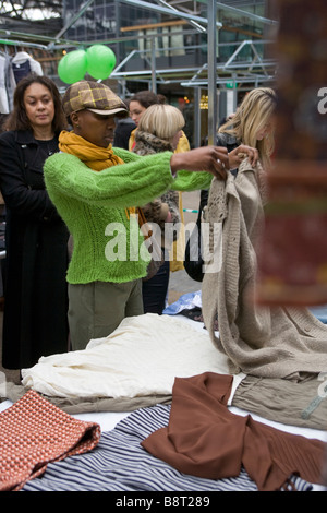 L'échange de vêtements à Londres,Marché de Spitalfields.Personnes échanger leurs vêtements gratuitement pour une nouvelle addition à leur armoire. Banque D'Images