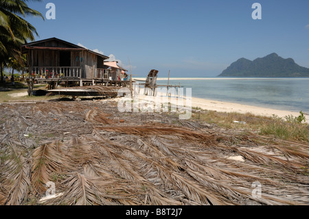 Suluk house et Pulau Bodgaya en arrière-plan Pulau Maiga Semporna mer de Sulu Malaisie Sout East Asia Banque D'Images