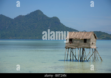 Bajau Laut maison construite sur pilotis dans la lagune Pulau Maiga Semporna mer de Sulu Malaisie Asie du sud-est Banque D'Images