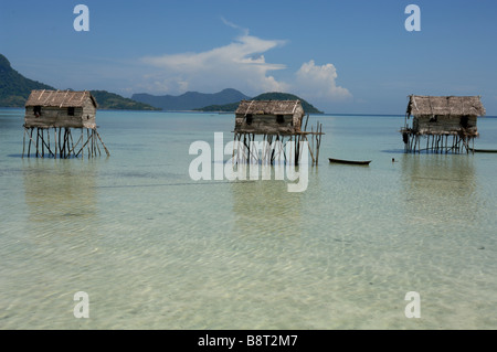 Bajau Laut maisons construites sur pilotis dans la lagune Pulau Maiga Semporna mer de Sulu Malaisie Asie du sud-est Banque D'Images