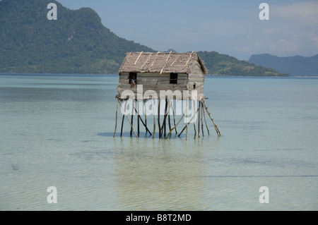 Bajau Laut maison construite sur pilotis dans la lagune Pulau Maiga Semporna mer de Sulu Malaisie Asie du sud-est Banque D'Images