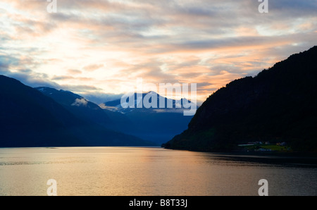 L'aube vue dans Nordfjord, sur l'approche de la mer à Olden, Norvège Banque D'Images