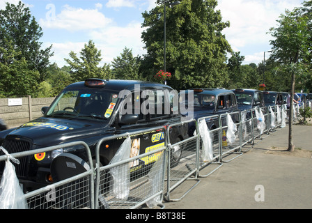 Les taxis noirs à l'extérieur de mise en file d'attente pour les passagers de tennis de Wimbledon Banque D'Images