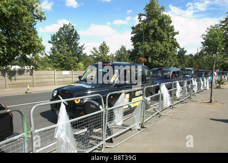 Les taxis noirs vide queue devant Wimbledon Tennis attendent des passagers. Banque D'Images