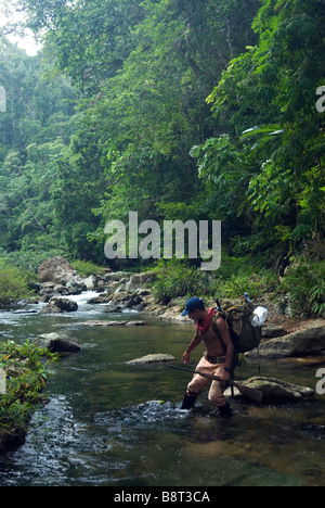 Shaman Kuna au cours d'une expédition à travers l'infâme région Darien Panama Banque D'Images