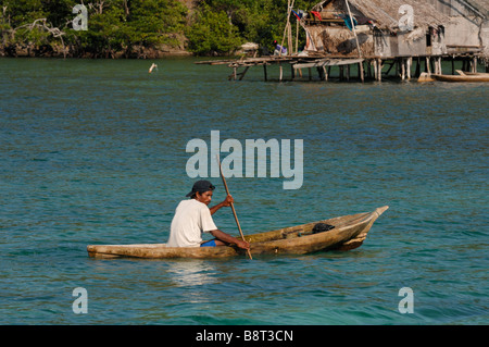 Bajau Laut man paddling canoe traditionnel en bois Pulau Selakan Semporna mer de Sulu Malaisie Asie du sud-est Banque D'Images