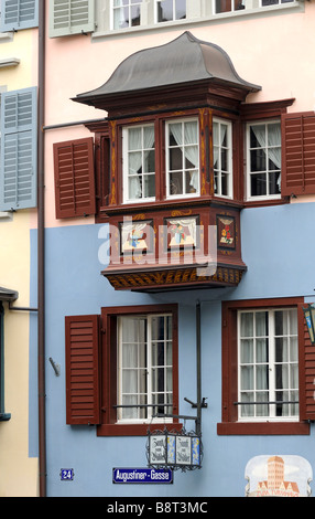 Fenêtre en baie d'une maison médiévale à 24 Augustiner Gasse, Zurich, Suisse Banque D'Images