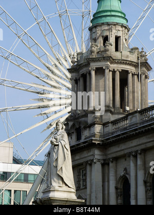 Hôtel de ville de Belfast et de l'œil la roue avec statue de la reine Victoria en premier plan Banque D'Images