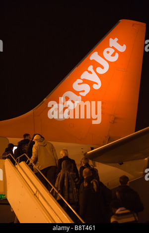 Les passagers d'un avion Easyjet de l'Aéroport Schoenefeld de Berlin à Londres, l'aéroport de Luton. Banque D'Images