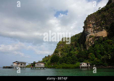 Des maisons sur pilotis en bois Suluk Pulau Bodgaya Semporna Sabah Malaisie Bornéo Asie du sud-est Banque D'Images