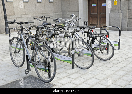 Des vélos et des supports à vélo en face de l'Hôtel de Ville d'Islington London England UK Banque D'Images