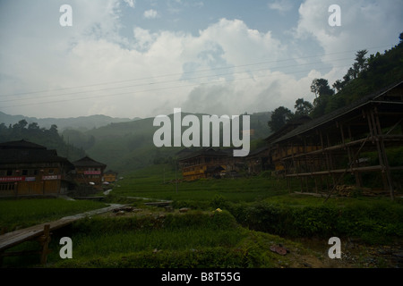 Le village de Longsheng rizières environnantes avec Montagnes, Province du Guangxi, Chine. Banque D'Images