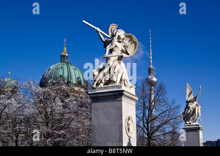 Sculptures de Schinkel à pont du château sous les tilleuls historique dome Berlin Banque D'Images