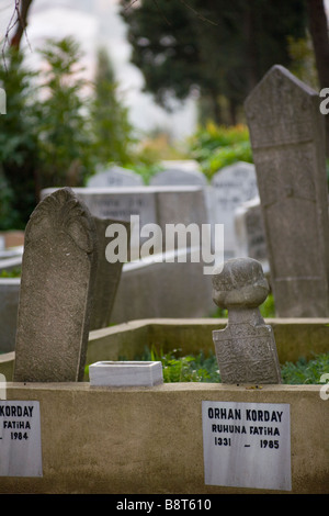 Tombes musulmanes et les pierres tombales dans le cimetière de Eyup, Istanbul. Banque D'Images