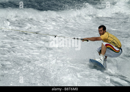 Kitesurfer sautant au dessus d'une vague, l'Espagne, Baléares, Majorque Banque D'Images